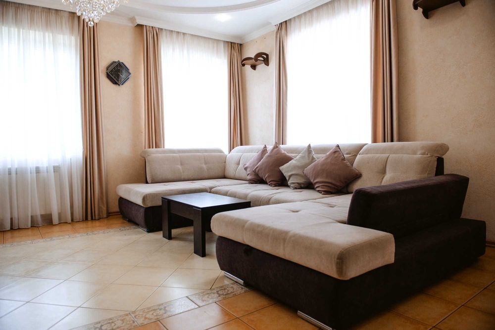 Оренда будинку на березі Дніпра з басейном.