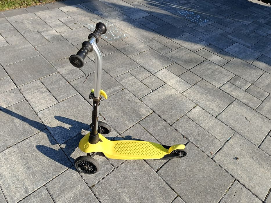 Żółta hulajnoga Decathlon