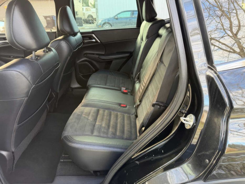 Mitsubishi Outlander      2023