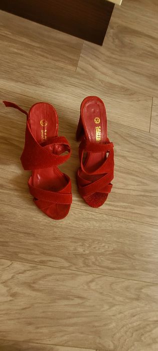 Стильні сандалі,червоного кольору.