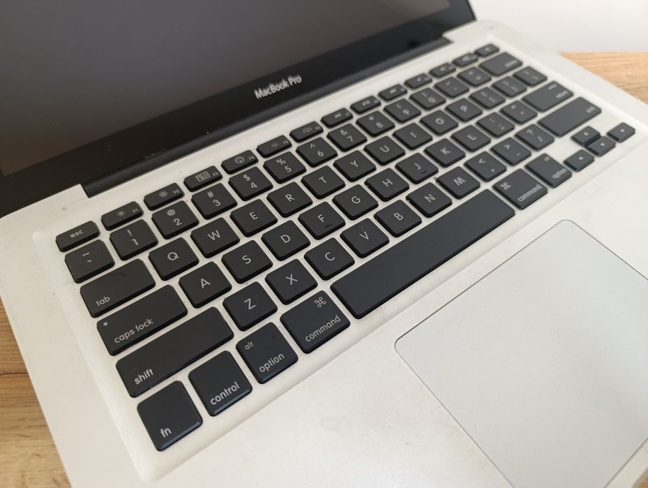 Apple MacBook на запчастини.Плата,матриця,батарея робочі