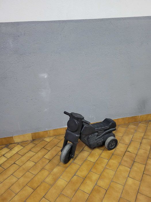 Triciclo infantil preto tipo mota – sem pedais