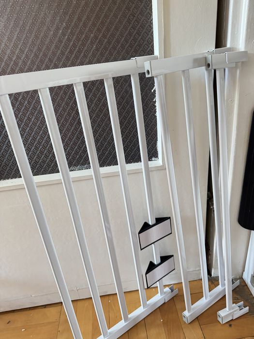 Bramka zabezpieczajaca na drzwi dla zwierzat i dzieci