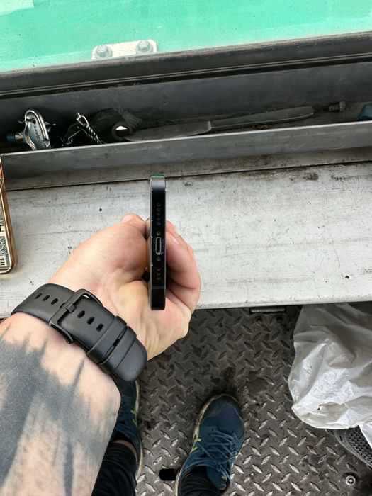 iPhone 12  на 64gb