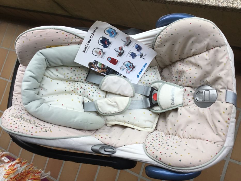 Carro passeio e ovo Maxi Cosi com capa de chuva