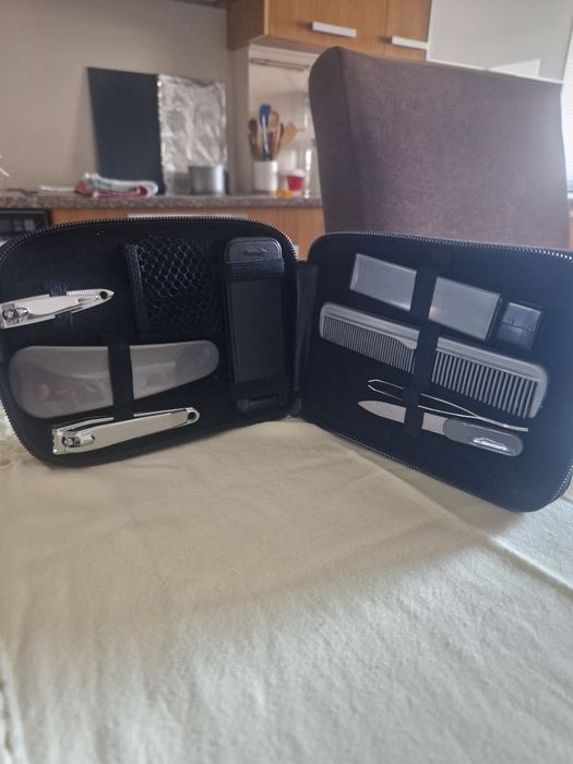 Kit Limpeza com 8 artigos.
Corta unhas grande
Corta unhas pequeno 
Cal