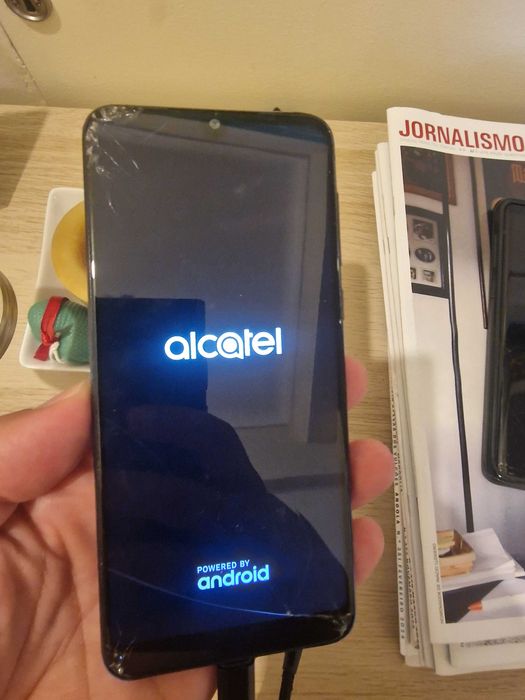 Telemóvel Alcatel 3 (botão power avariado)