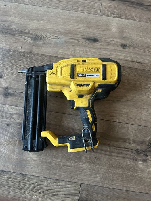 Продам нейлер dewalt dcn680