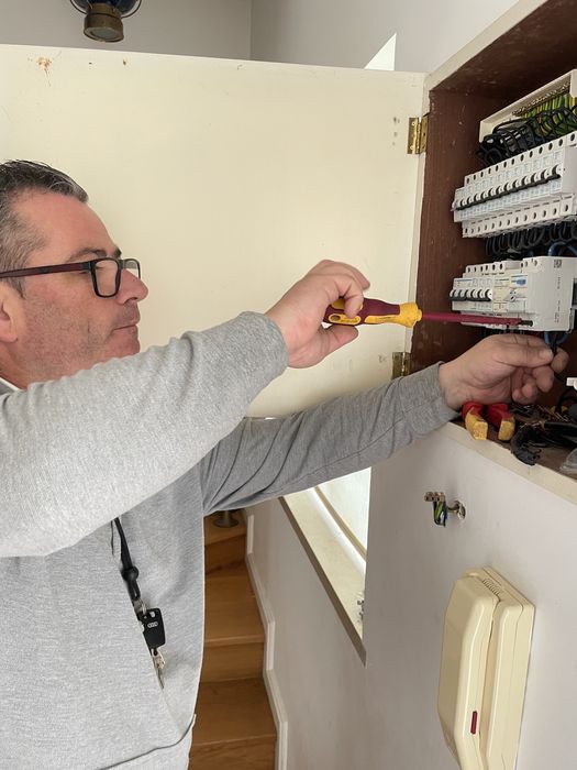 Pequenas reparações electricidade e  Canalizador