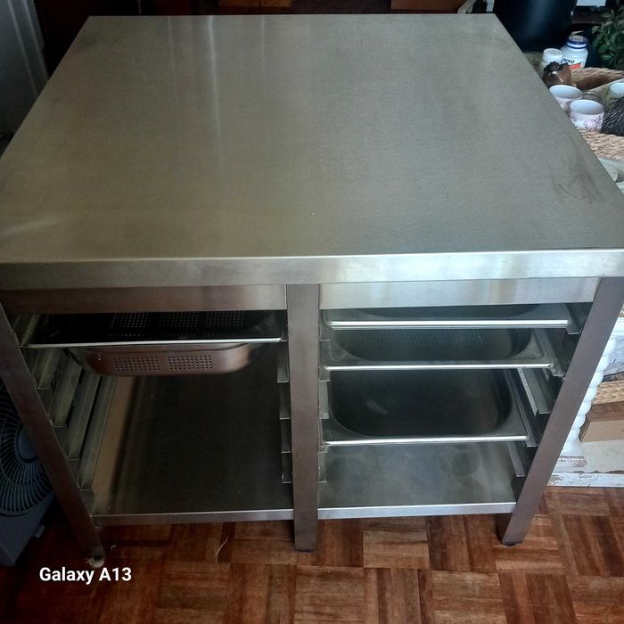 Suporte de inox para fornos combinados a vapor.