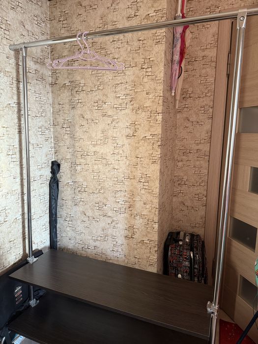 Терміново!!!Металева вішалка для одягу з двома полицями