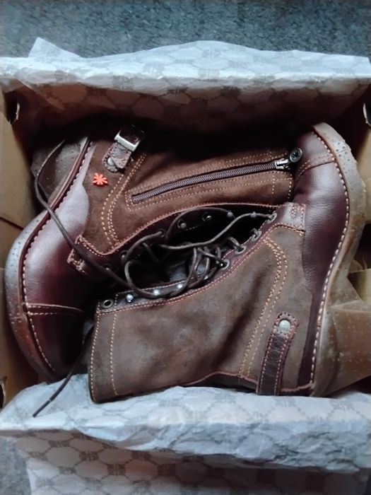 Botki zamszowe, brązowe.