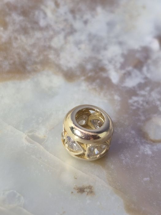 Złoty charms do bransoletek typu Pandora okrągły serce cyrkonie białe