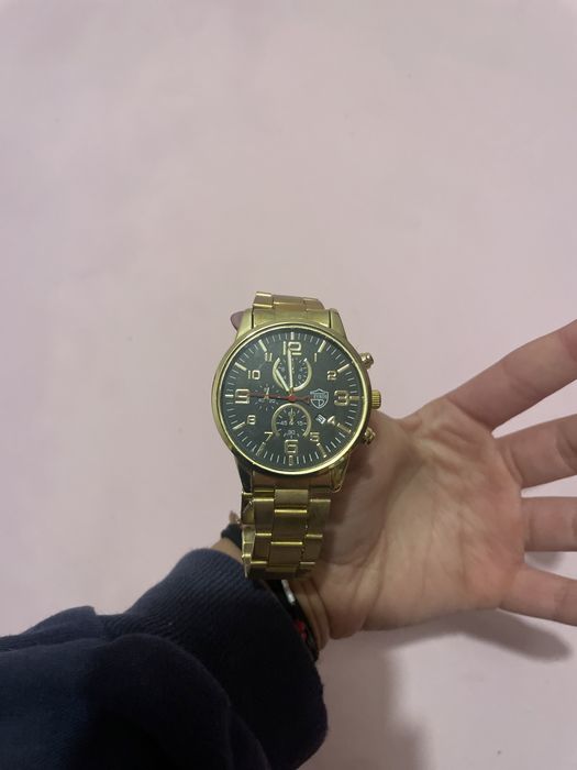 Vendo este relogio dourado