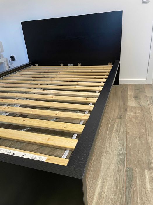 Cama IKEA Malm preta 140x200 (com estrado incluído)