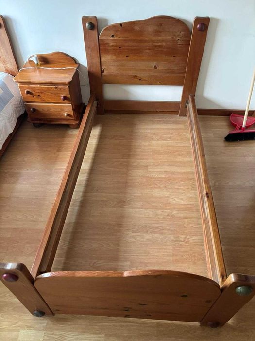 Mobília de quarto individual em madeira de pinho maciço
