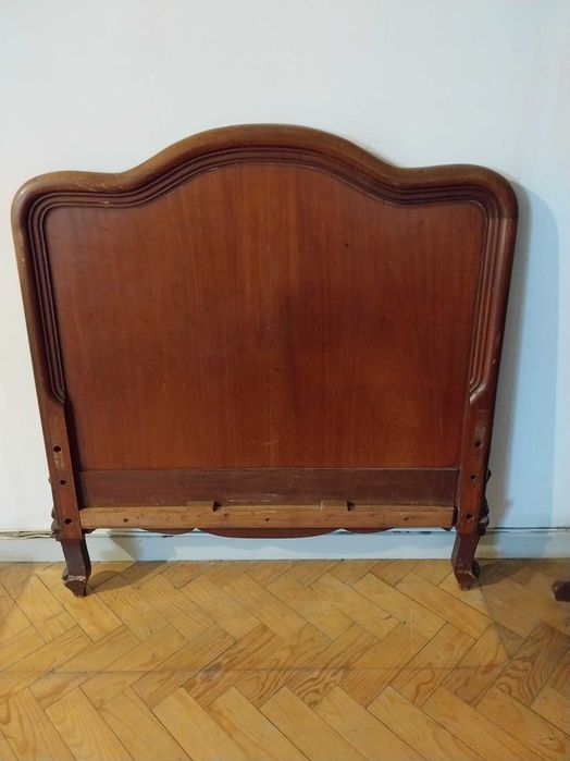 cama de solteiro, com quase 100 anos