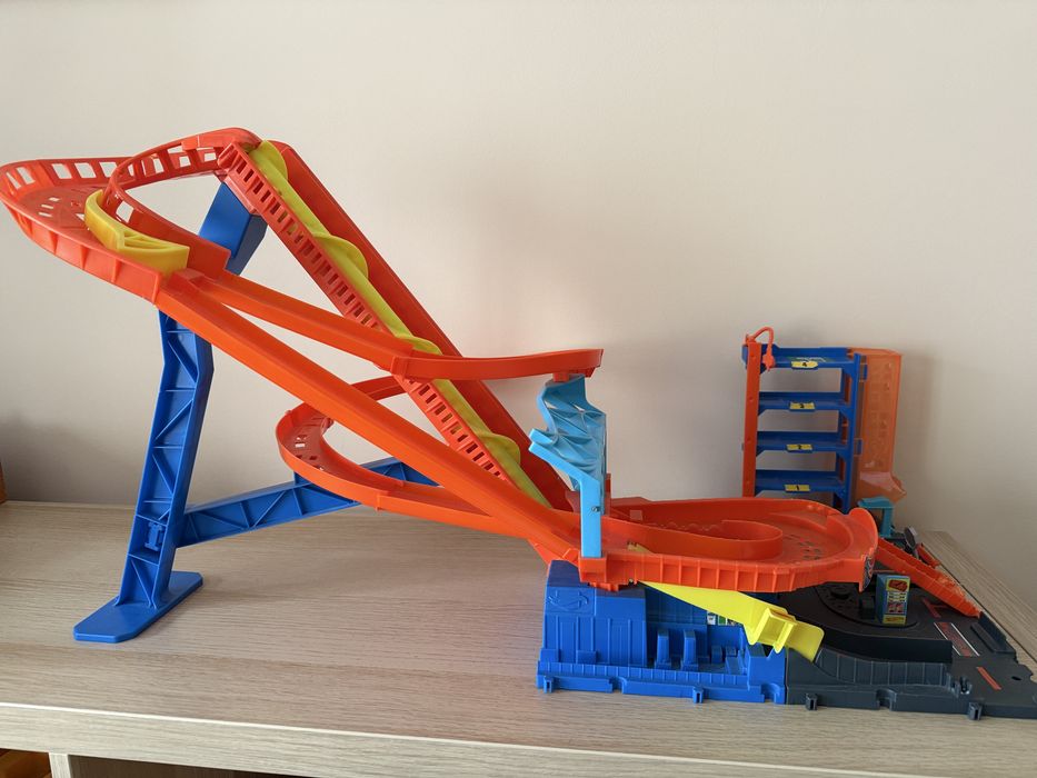 Трек Hot wheels на батарейках + додатковий паркінг