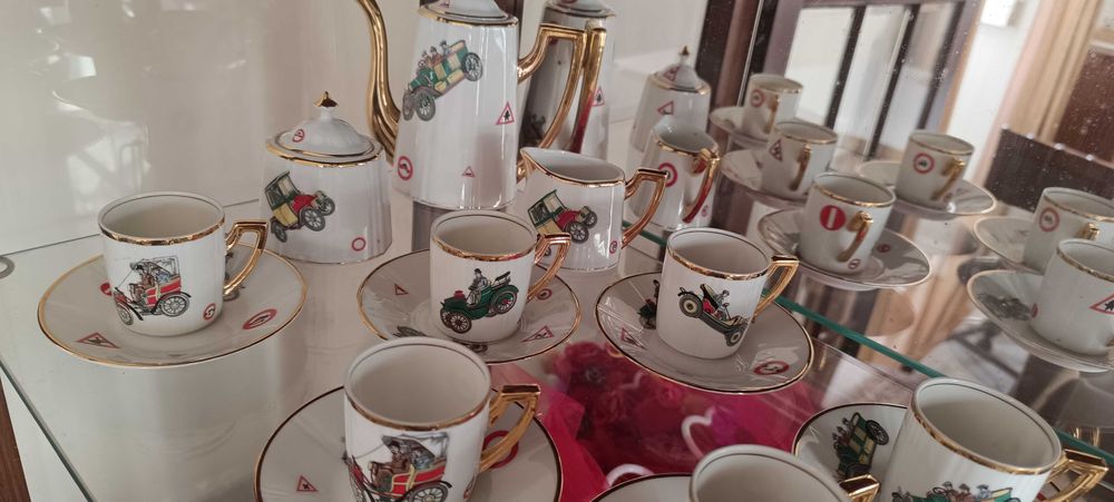 Serviço café ArteDeco motivo automobile