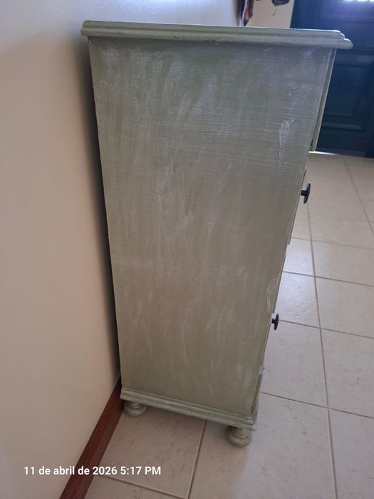Móvel de madeira com 5 gavetas e com as medidas 68x33x85