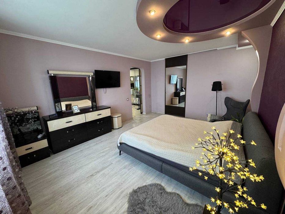 Простора 2-кімнатна квартира на Буковинській в новому будинку