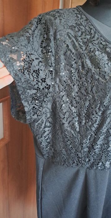 Elegancka mala czarna z koronka z przodu i blyskiem