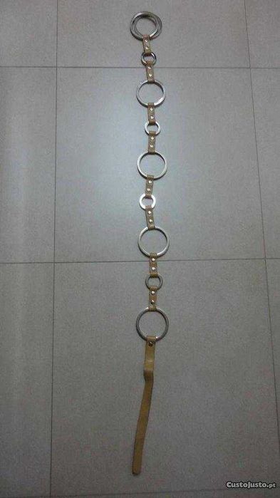 Cinto de senhora bege em pele com argolas