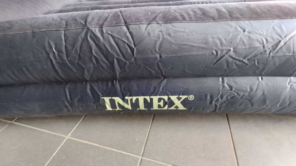 Colchão insuflável Intex 140x200 com bomba elétrica (como novo)
