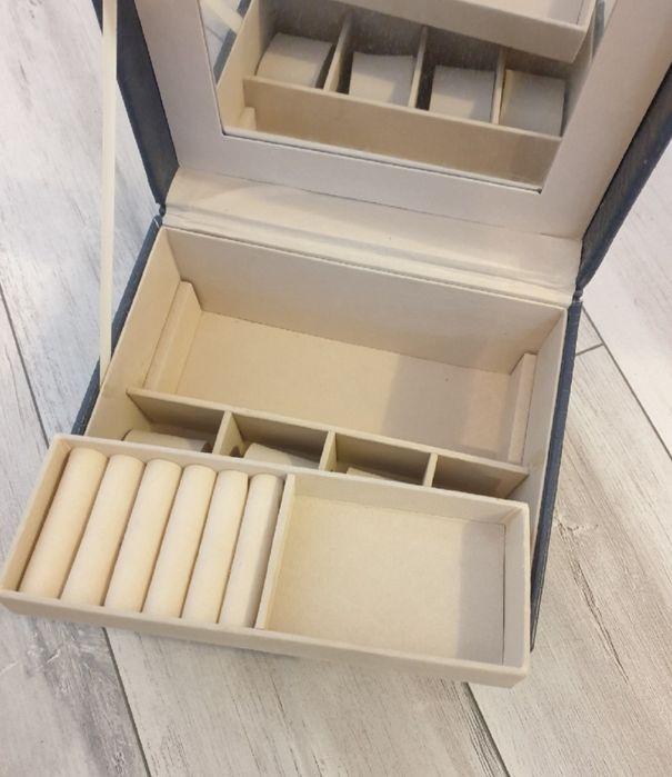 Kuferek na biżuterię nowy