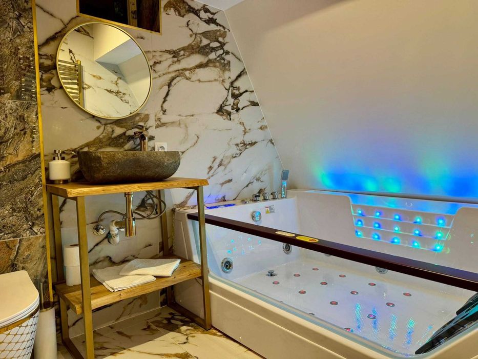 Widok na jezioro i relaks dla 13 osób – sauna, balia, basen