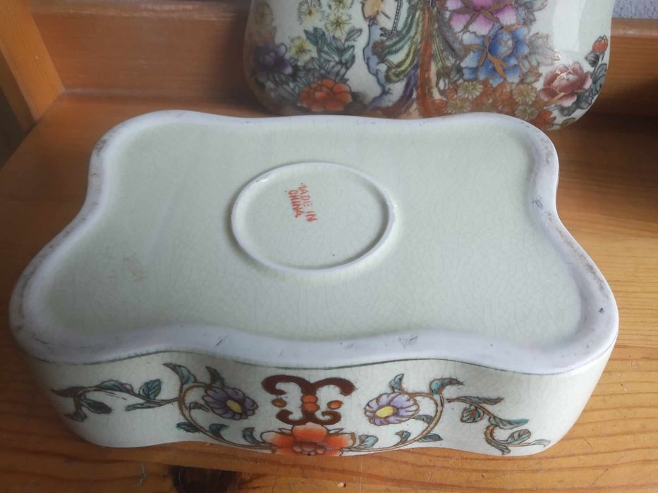 Caixa oriental de porcelana