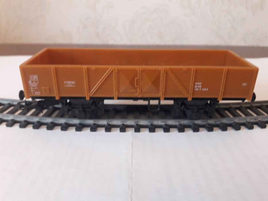 ЖД вагони фірми  PIKO , HO . 16 мм.