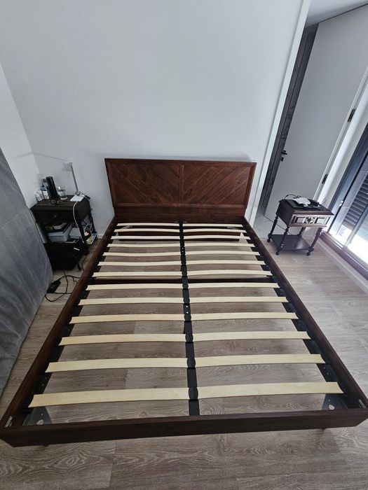 Uma cama de casal em Madeira Maciça