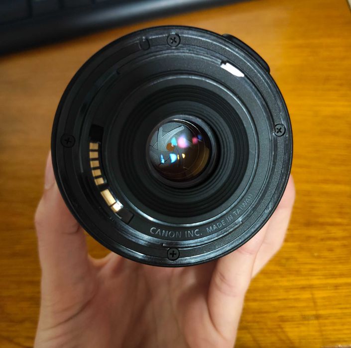 Objetiva Canon EF-S 18-55mm f/3.5-5.6 III