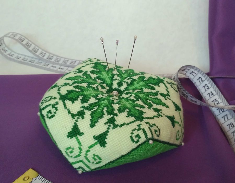 Гольниця Біскорню "Весна". Игольница, вишитая крестиком.