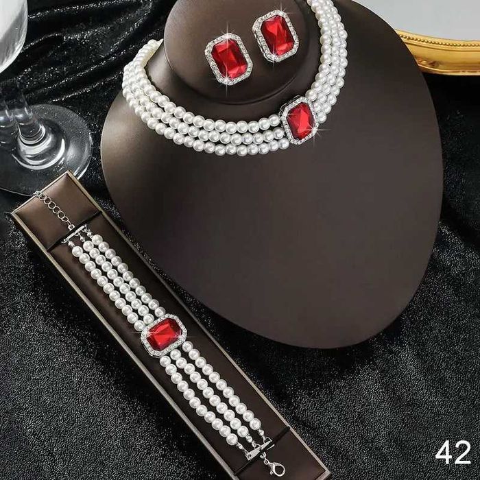 Елегантний комплект з перлами та стразами, кольє-чокер та сережки