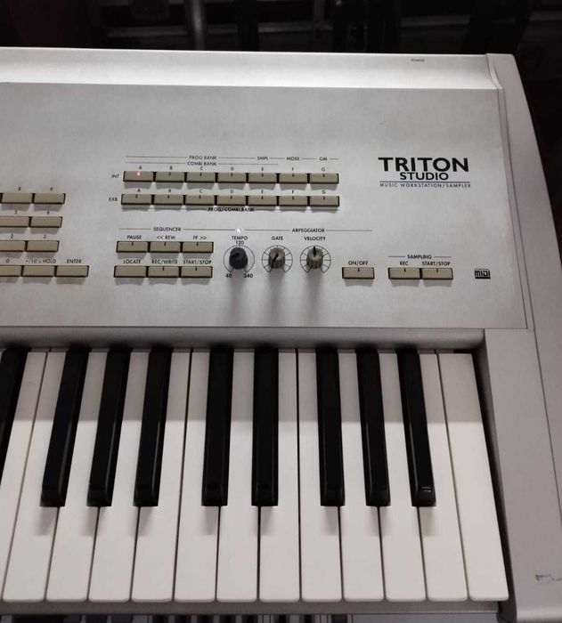 Sintetizador Korg Triton Studio com extras