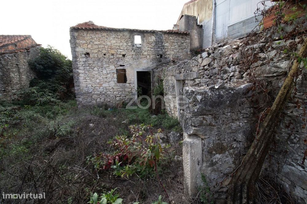 Foco em investimento ou em casa com terreno em zona tranquila