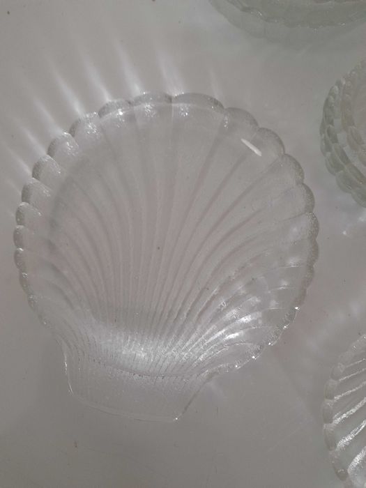 Pratos e taças  de sobremesa em vidro (antigas)