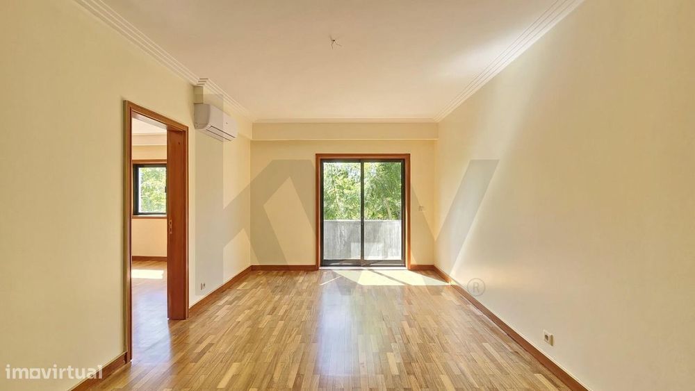 T2 Remodelado no Bairro do Alboi | Vistas de Parque e Garagem Fechada