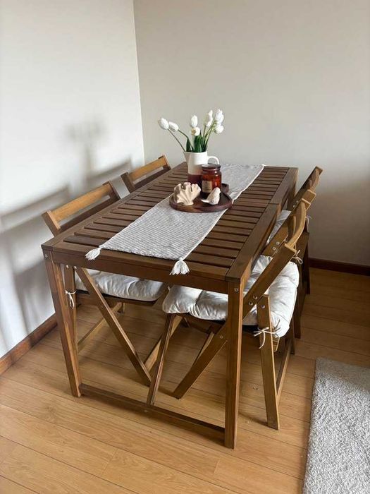 Mesa + 4 Cadeiras + 4 Almofadas