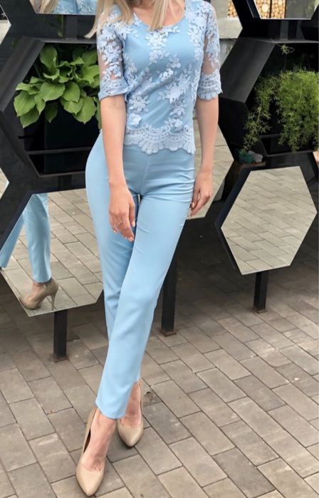 Голубой комбинезон с гипюром