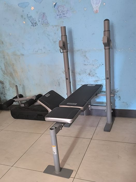 Cama de musculação, halteres e pesos