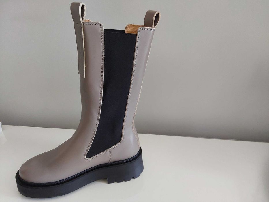 Botas de pele cinzentass novas.