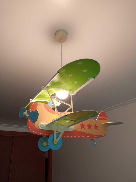 Candeeiro para quarto de criança, em forma de avião