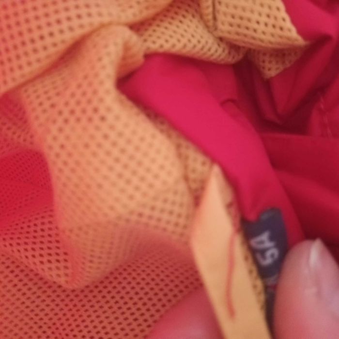 Corta vento com capuz ajustável