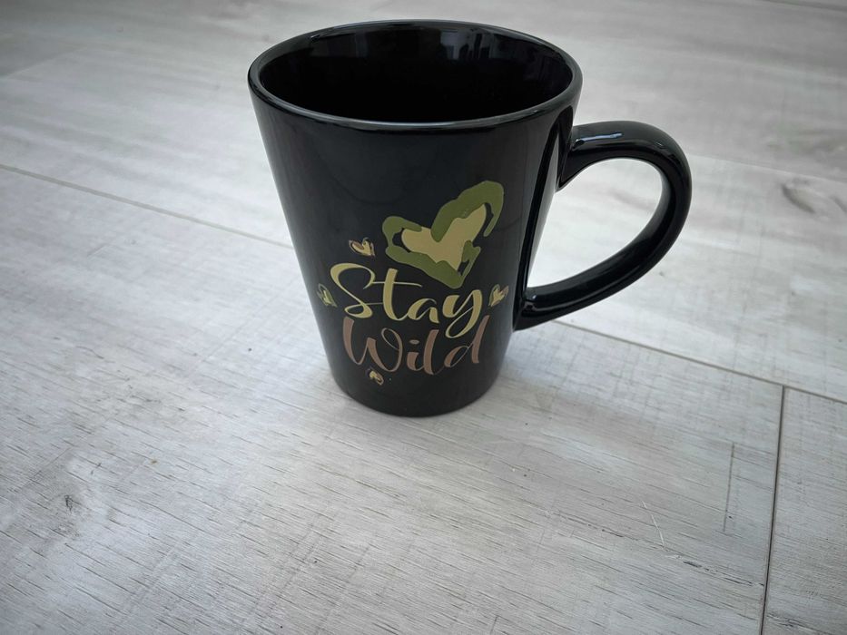 Kubek ceramiczny z napisem "Stay Wild", kolor czarny