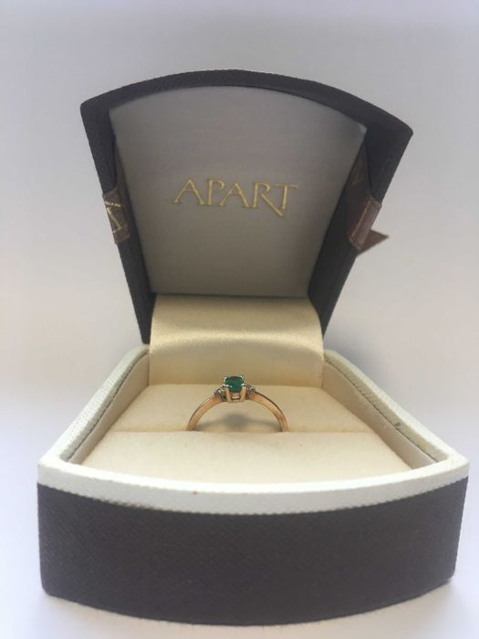 Złoty pierścionek zaręczynowy ze szmaragdem i diamentami próba 375.