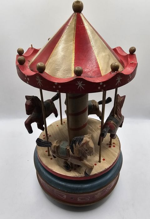 Stara pozytywka karuzela i konie