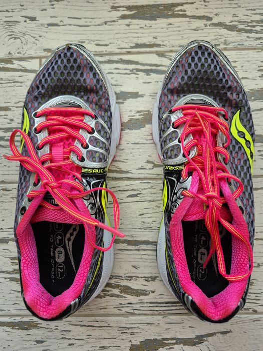 Жіночі бігові кросівки Saucony Triumph 10